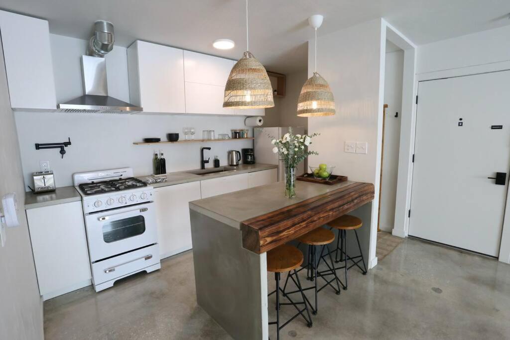 Concrete Suite 5 Min Walk To Shands Uf Гейнсвил Екстериор снимка