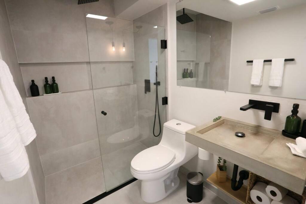 Concrete Suite 5 Min Walk To Shands Uf Гейнсвил Екстериор снимка